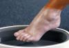Почему шелушится сухая кожа на ногах: что делать и как лечить дерматит